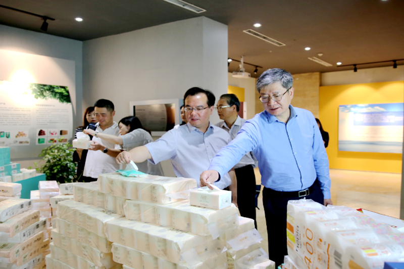 2019年 5月22日，时任浙江省社会组织综合党委专职副书记、省民政厅社会组织管理局局长蔡国华莅临OETY欧亿纸业调研企业发展情况和党建工作