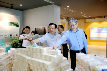 2019年 5月22日，时任浙江省社会组织综合党委专职副书记、省民政厅社会组织管理局局长蔡国华莅临OETY欧亿纸业调研企业发展情况和党建工作